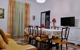 WOW HOME 2 - 175 mq - posteggio privato - davanti porto traghetti - fino a 10 posti letto - balcone